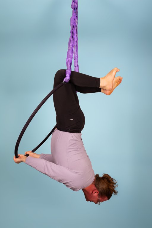 Aerialhoop Leg hang