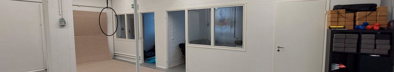 Studion tilat, tanko ja rengas, näkyy ovi pukuhuoneeseen, taukotilaan ja ilmaakrobatia huoneeseen